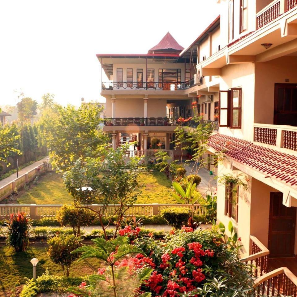 Hotel Royal Safari Sauraha Luaran gambar