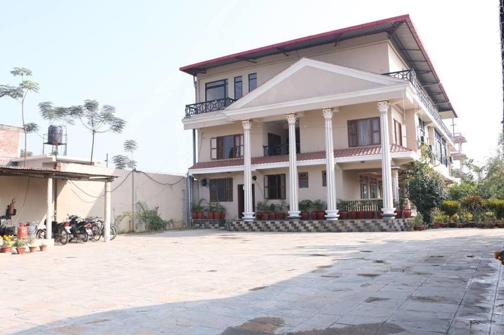 Hotel Royal Safari Sauraha Luaran gambar