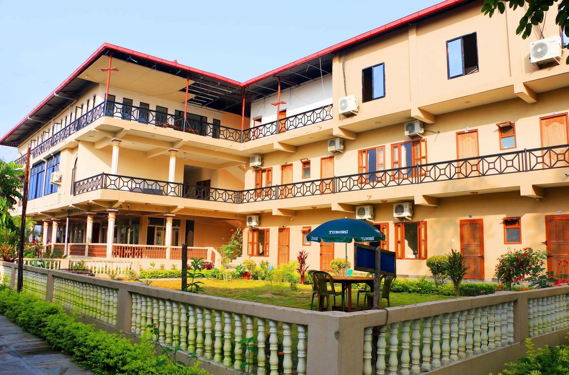 Hotel Royal Safari Sauraha Luaran gambar